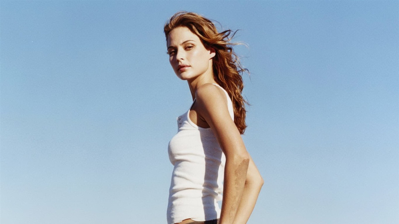 Josie Maran beautiful wallpaper #21 - 1366x768
