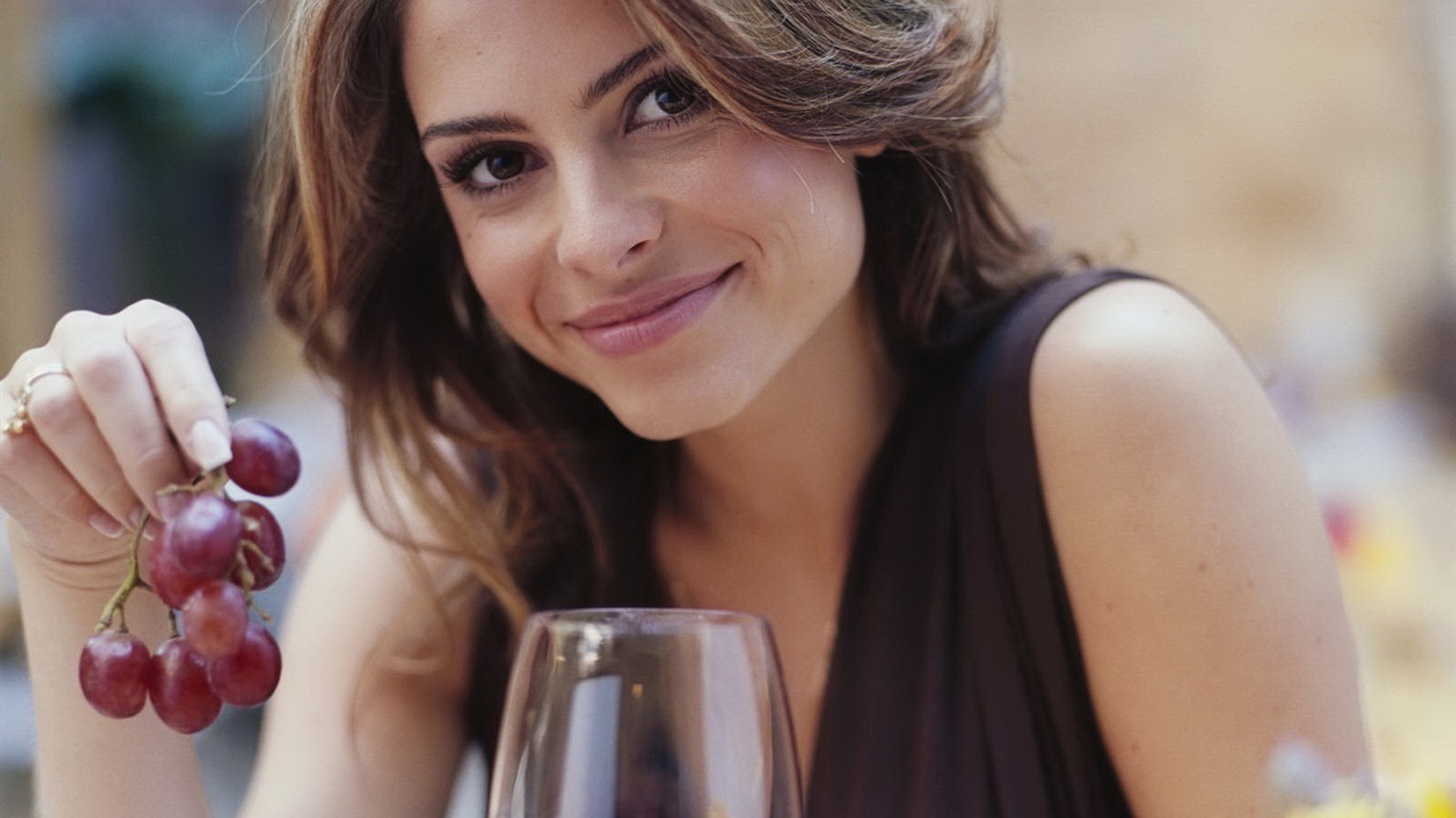 Maria Menounos krásnou tapetu #2 - 1366x768