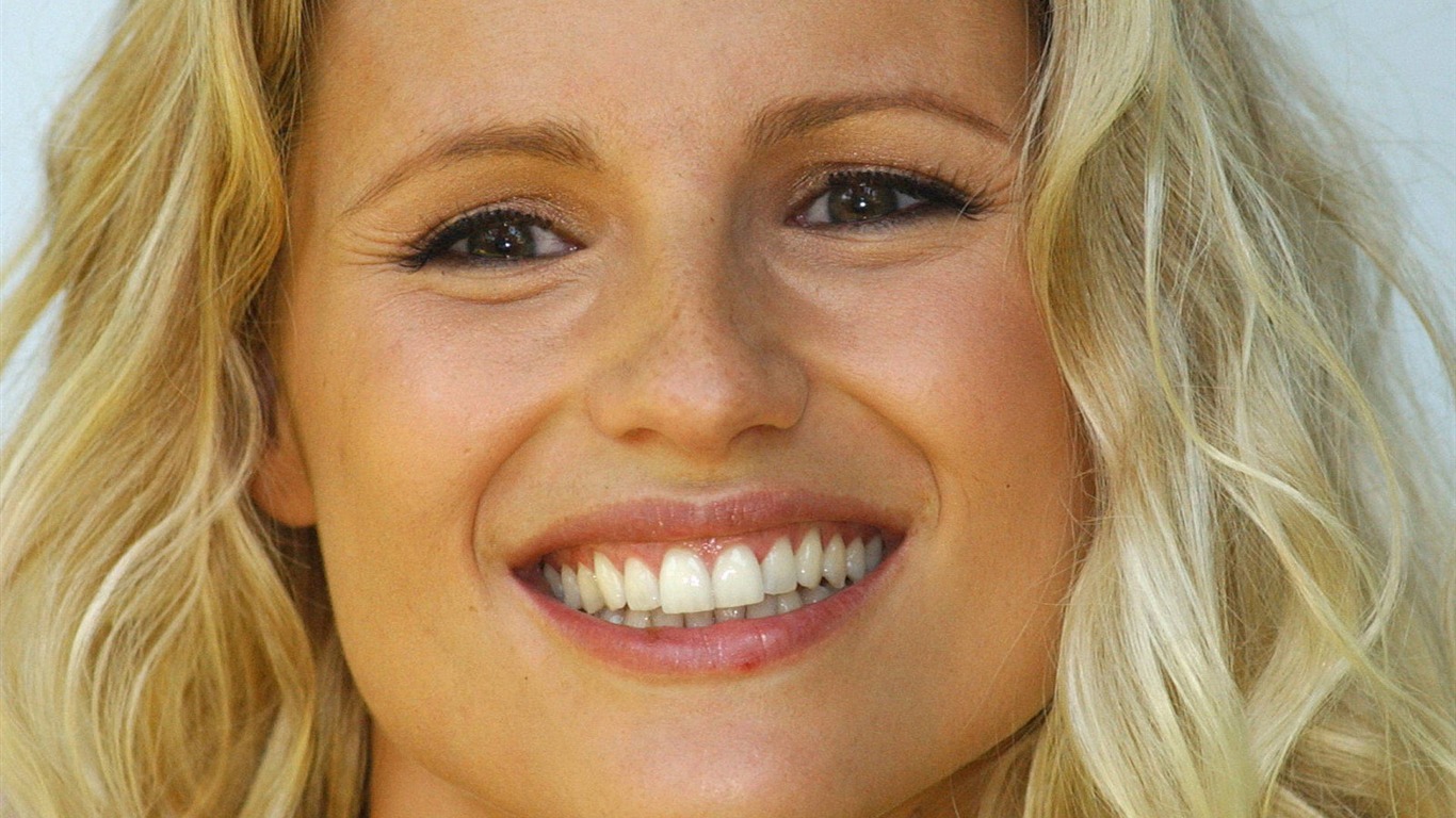 Michelle Hunziker beautiful wallpaper #15 - 1366x768