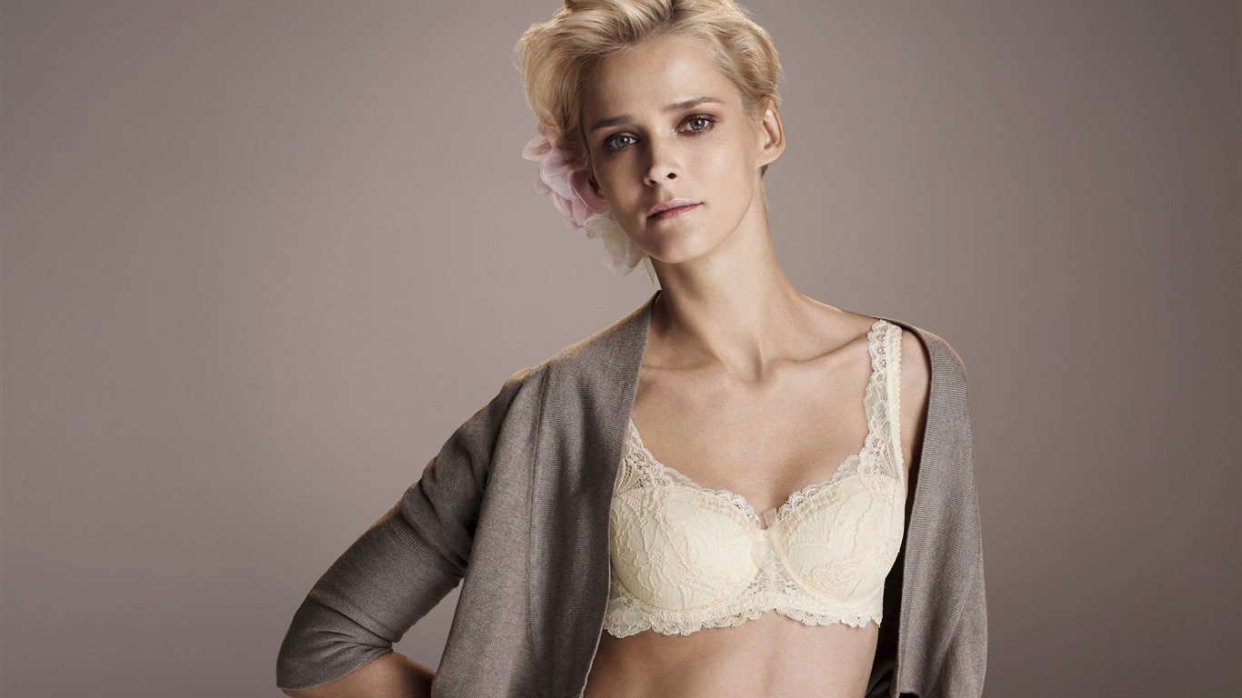 Carmen Kass krásnou tapetu (1) #9 - 1366x768
