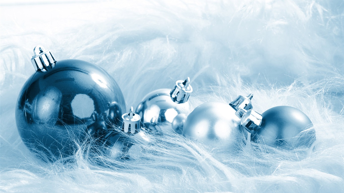 Christmas balls wallpaper (1) #9 - 1366x768