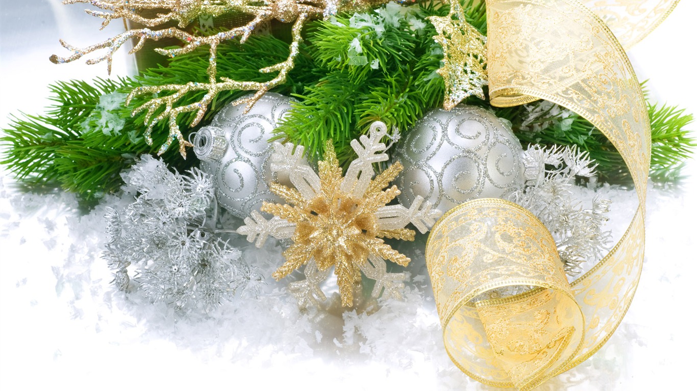 Christmas balls wallpaper (1) #10 - 1366x768