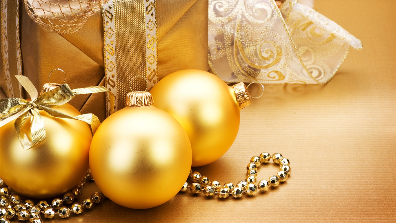 Christmas balls wallpaper (1) #11 - 1366x768