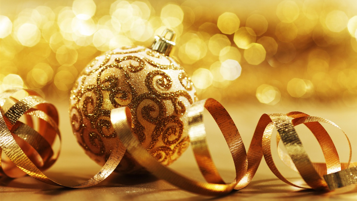 Christmas balls wallpaper (1) #12 - 1366x768