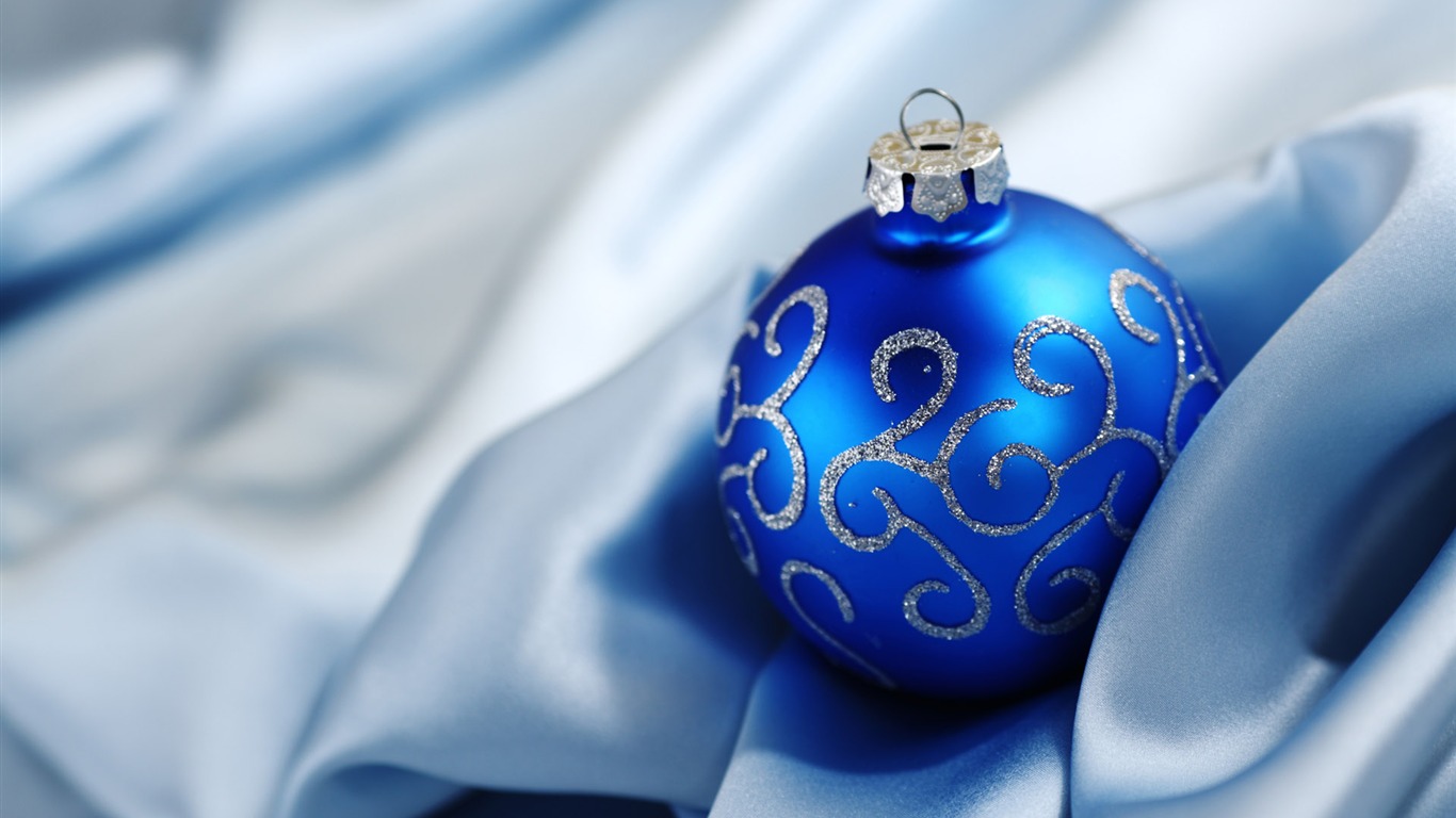 Christmas balls wallpaper (1) #13 - 1366x768