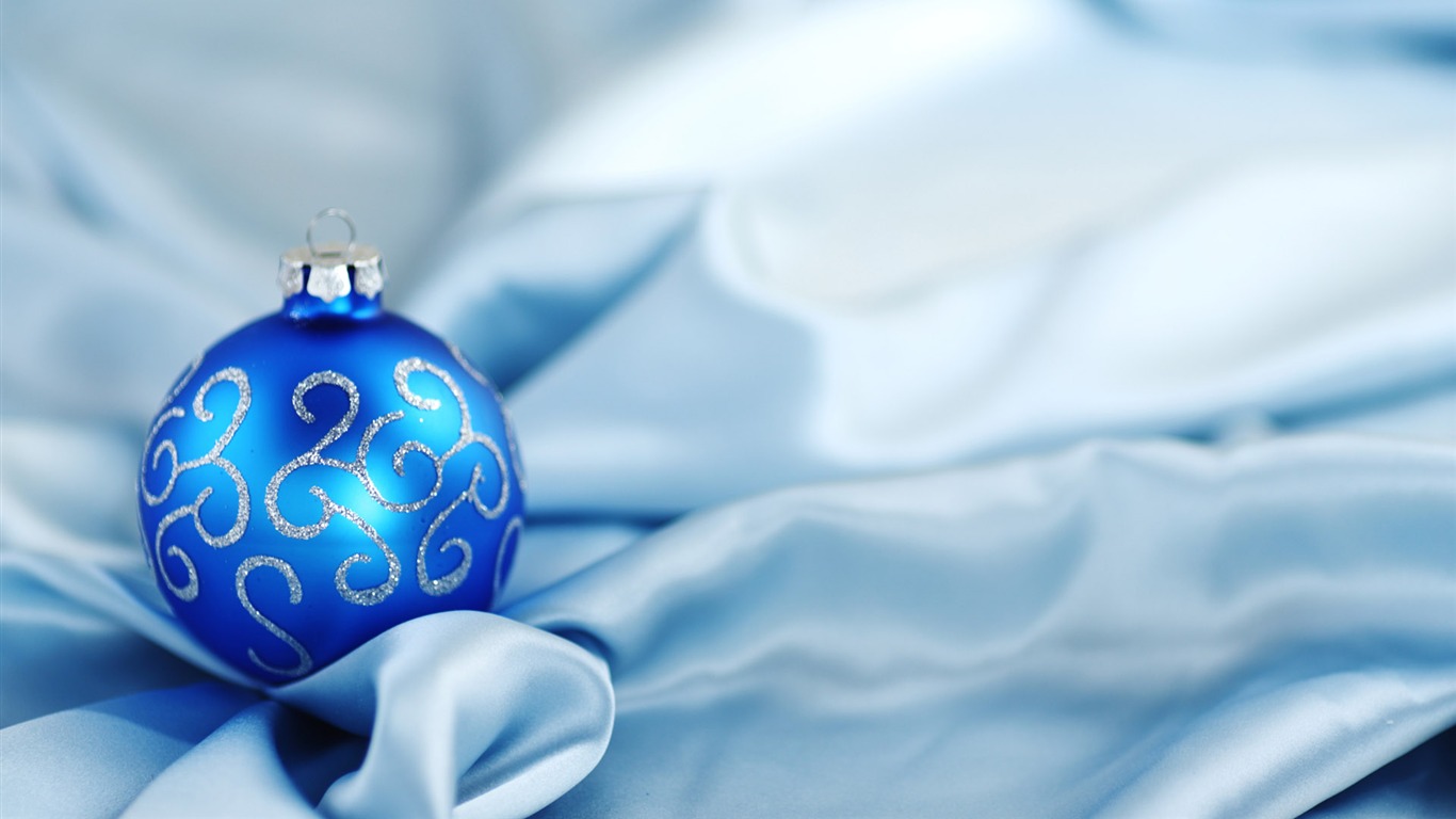 Christmas balls wallpaper (1) #14 - 1366x768