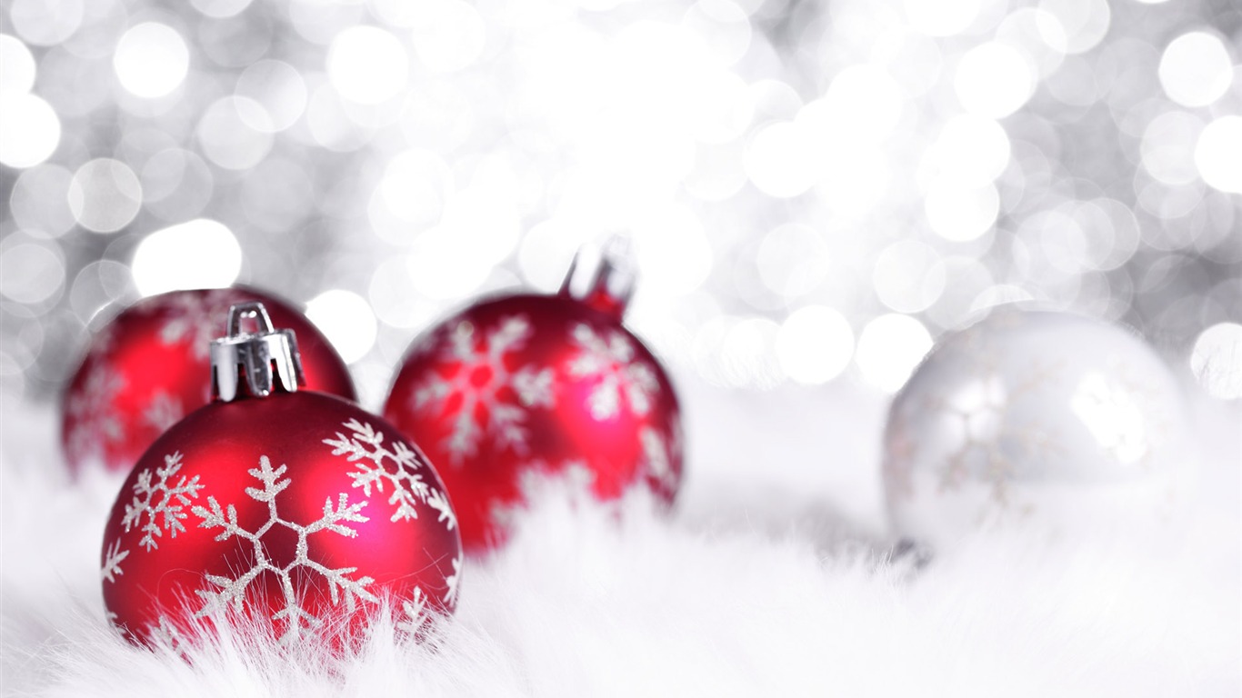 Christmas balls wallpaper (2) #2 - 1366x768