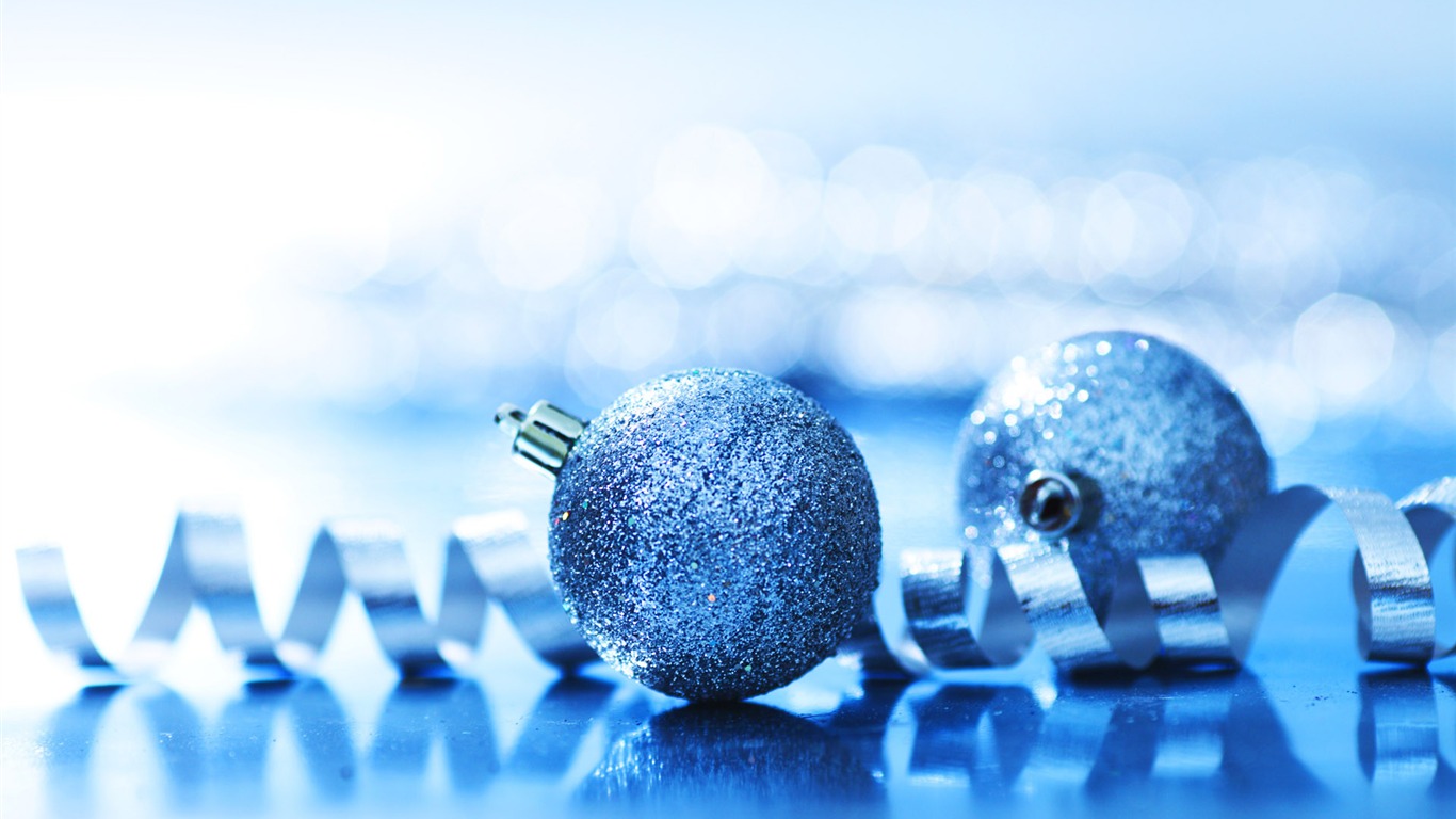 Christmas balls wallpaper (2) #11 - 1366x768