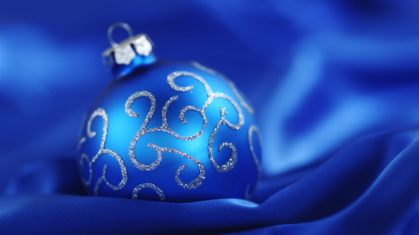 Christmas balls wallpaper (2) #13 - 1366x768