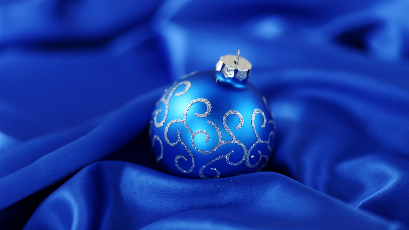 Christmas balls wallpaper (2) #14 - 1366x768