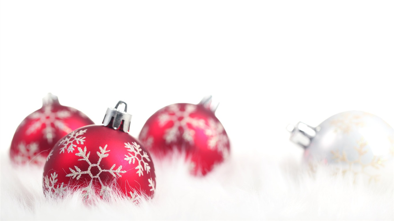 Christmas balls wallpaper (2) #15 - 1366x768