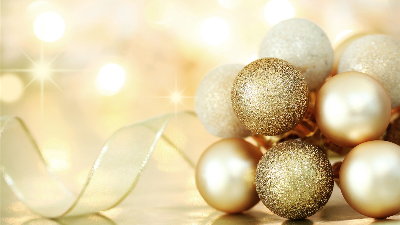 Christmas balls wallpaper (2) #18 - 1366x768