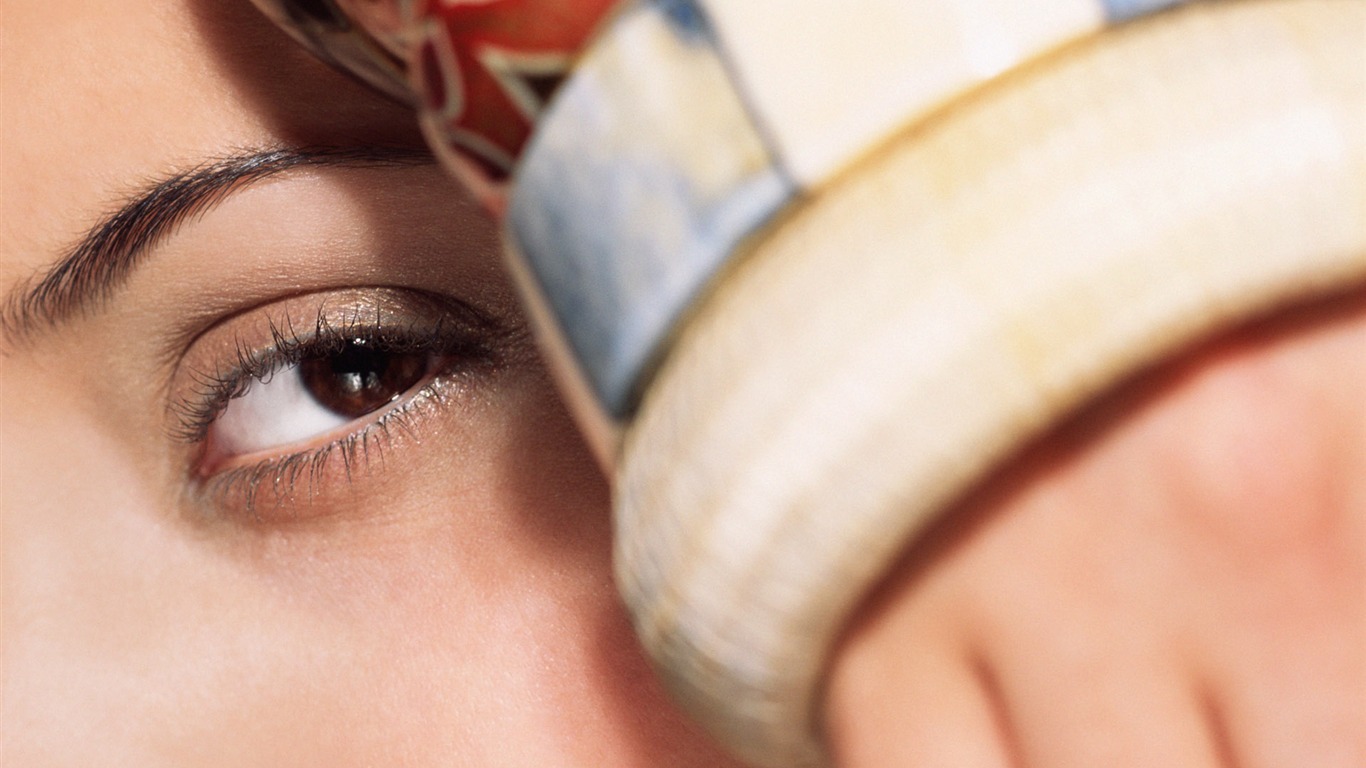 Women face close-up wallpaper (1) #18 - 1366x768