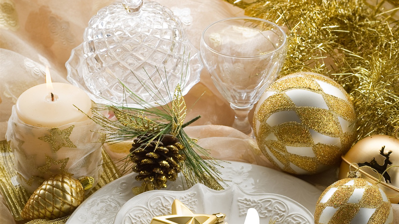 Christmas balls wallpaper (3) #2 - 1366x768