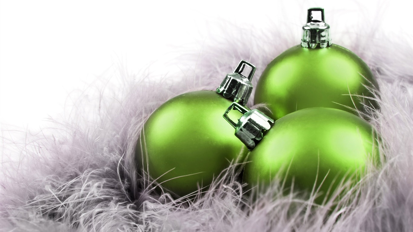 Christmas balls wallpaper (3) #4 - 1366x768