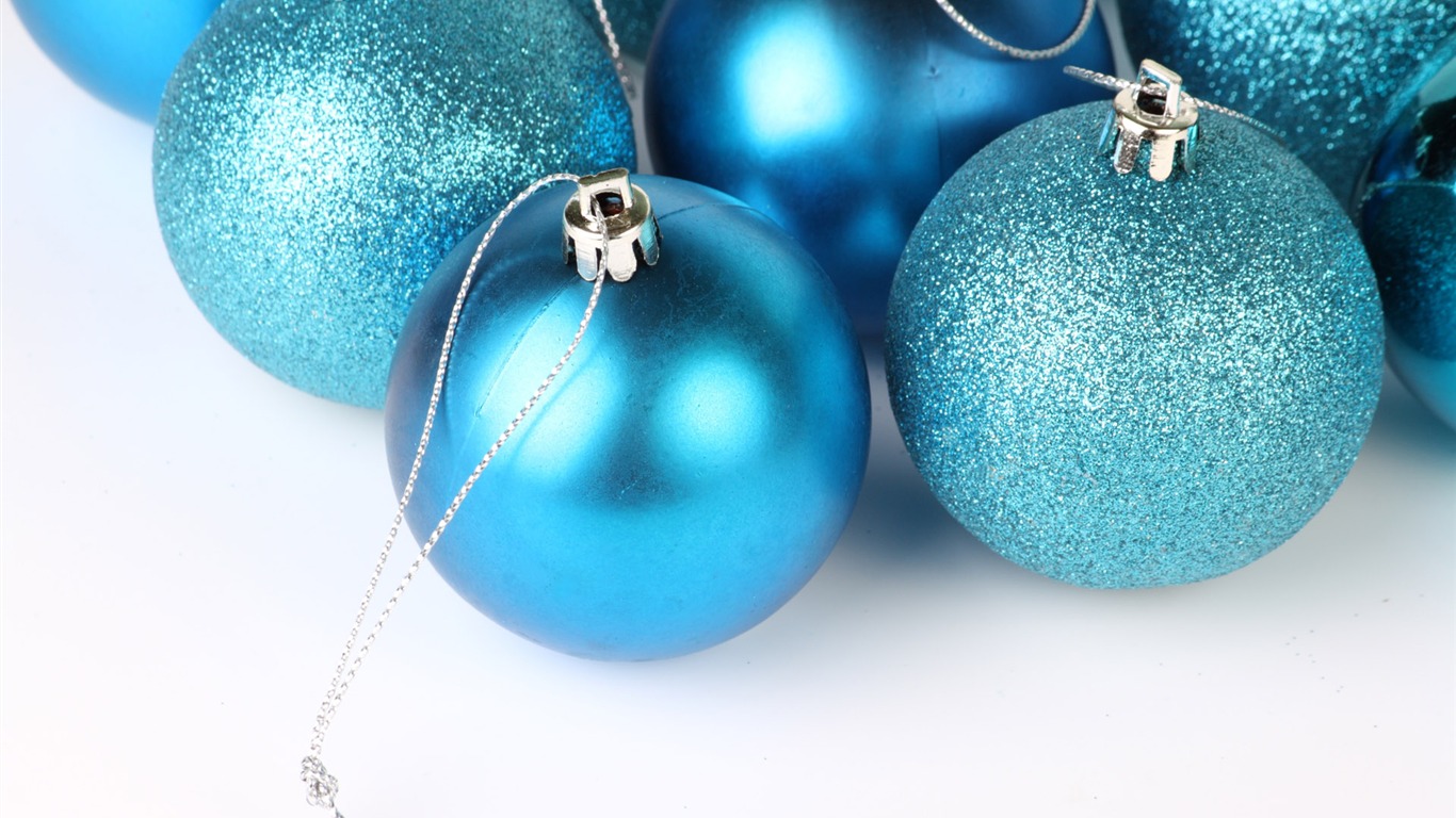 Christmas balls wallpaper (3) #5 - 1366x768