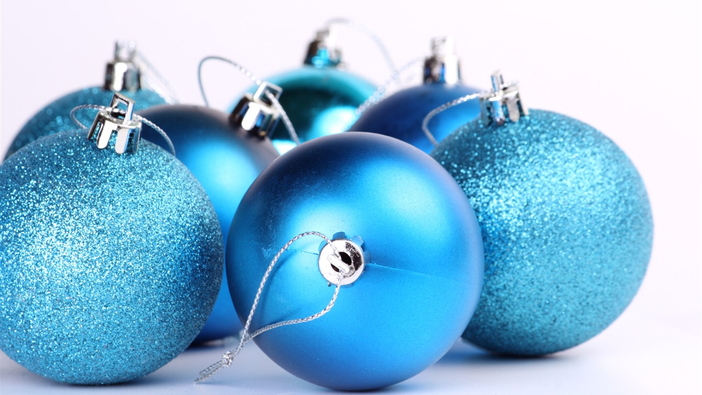 Christmas balls wallpaper (3) #6 - 1366x768