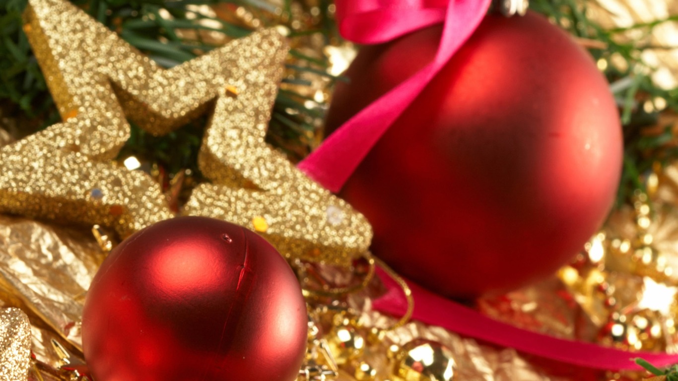 Christmas balls wallpaper (3) #7 - 1366x768