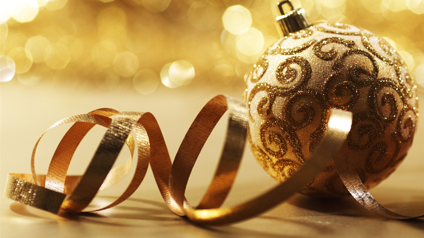 Christmas balls wallpaper (3) #9 - 1366x768