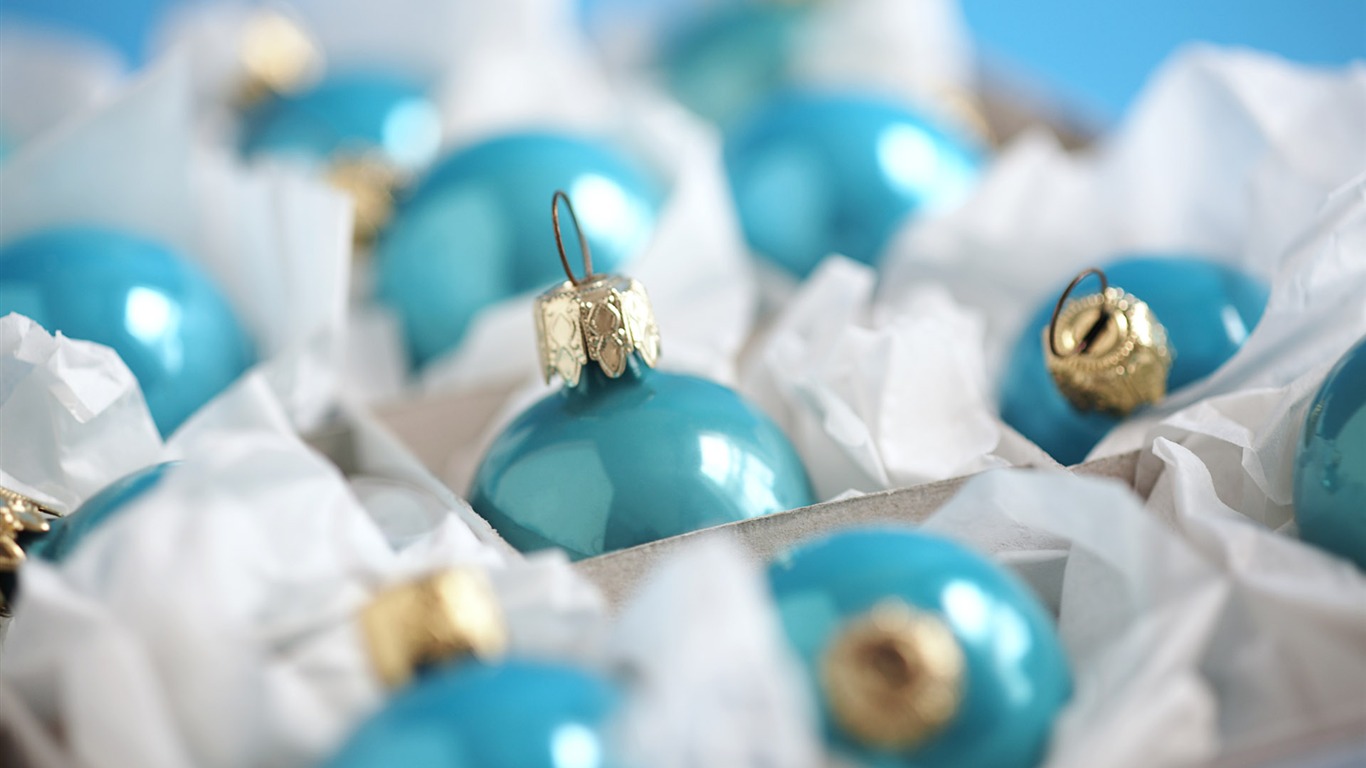 Christmas balls wallpaper (3) #12 - 1366x768