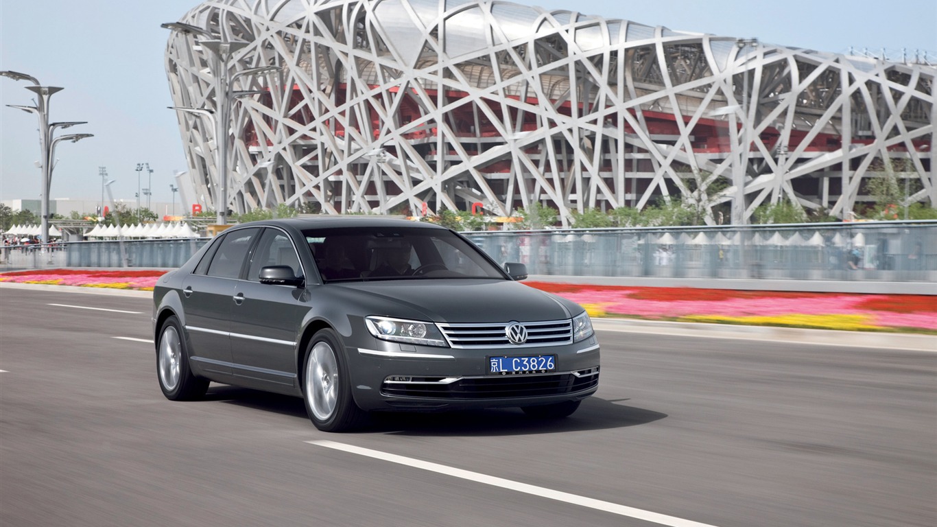 Volkswagen Phaeton W12 long wheelbase - 2010 HD wallpaper #1 - 1366x768