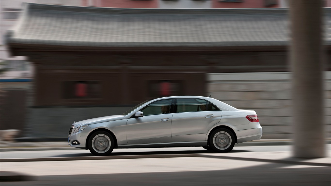 Mercedes-Benz E-Class Long Version - 2010 HD wallpaper #2 - 1366x768