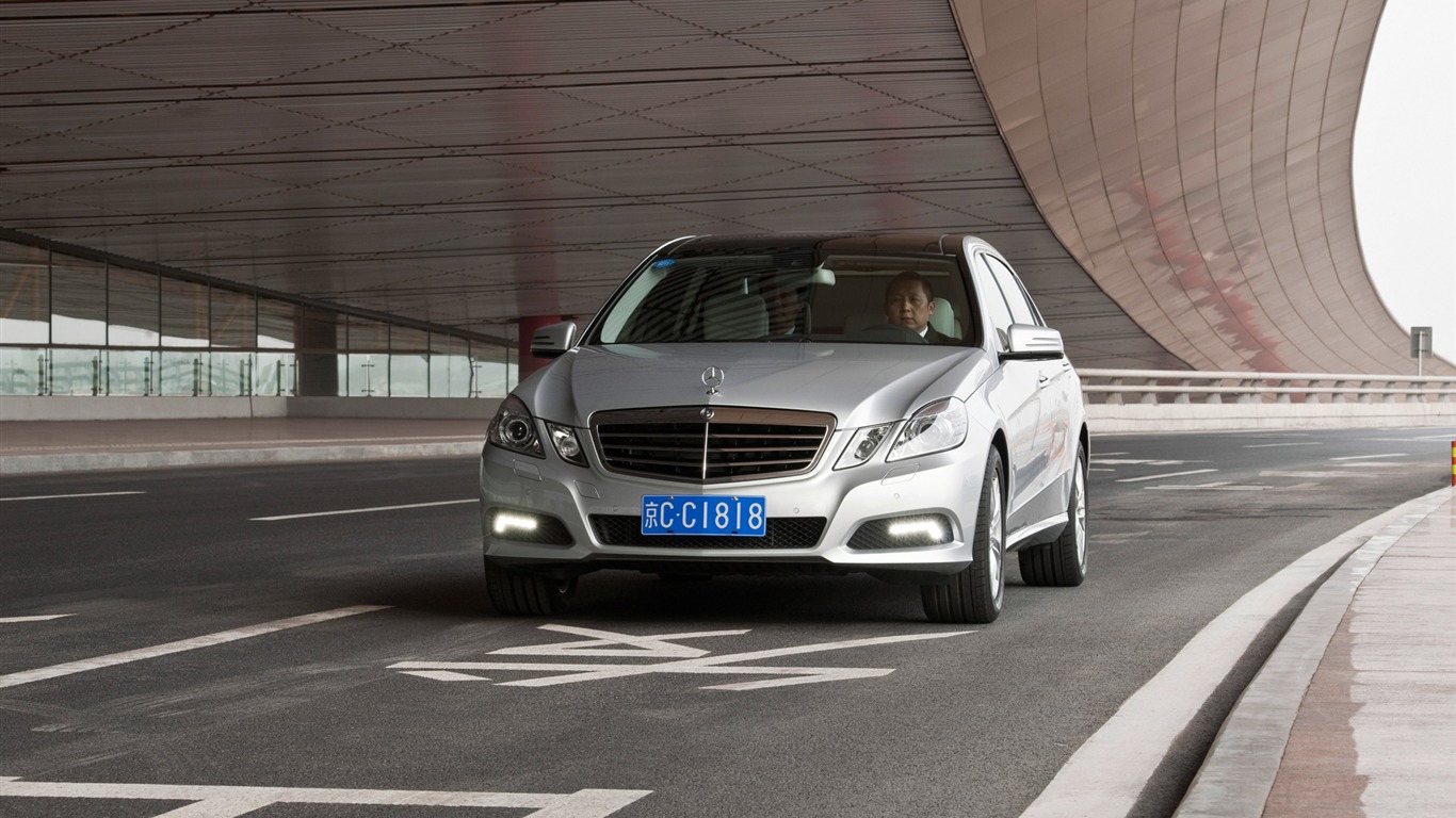 Mercedes-Benz Classe E Long Version - 2010 fonds d'écran HD #7 - 1366x768