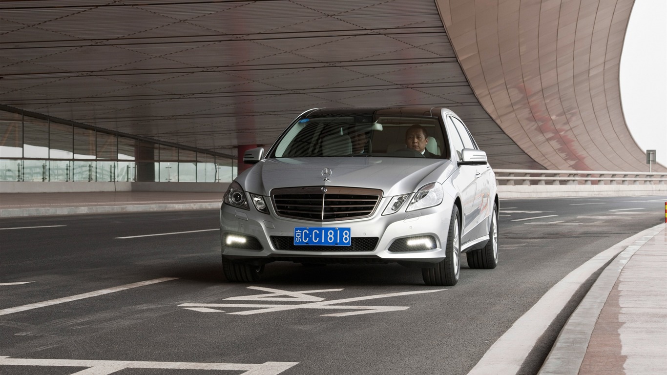 Mercedes-Benz E-Class Long Version - 2010 奔驰7 - 1366x768