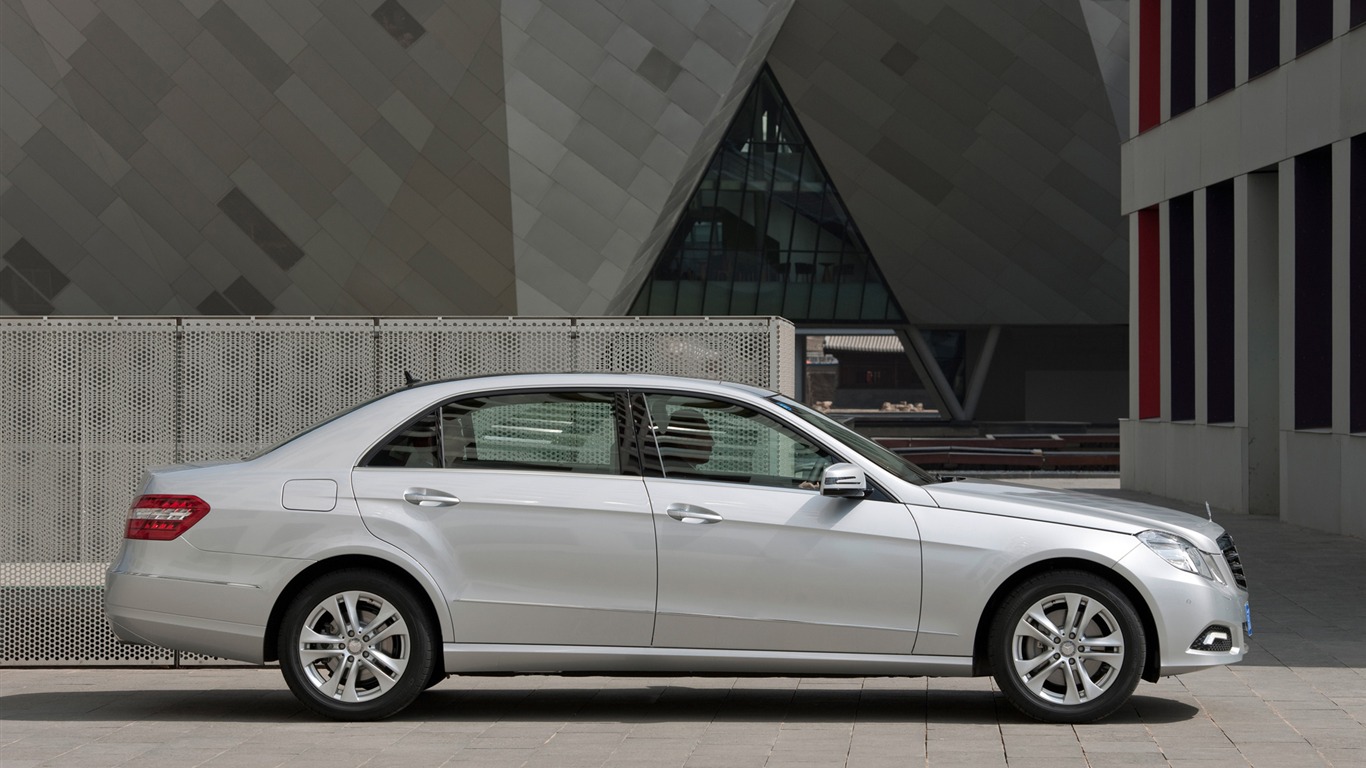 Mercedes-Benz E-Class Long Version - 2010 奔驰9 - 1366x768