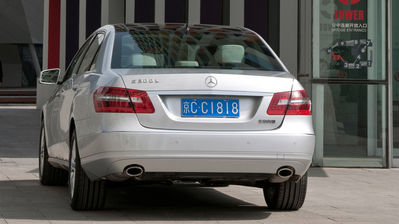 Mercedes-Benz E-Class, Dlouhá verze - 2010 HD tapetu #10 - 1366x768