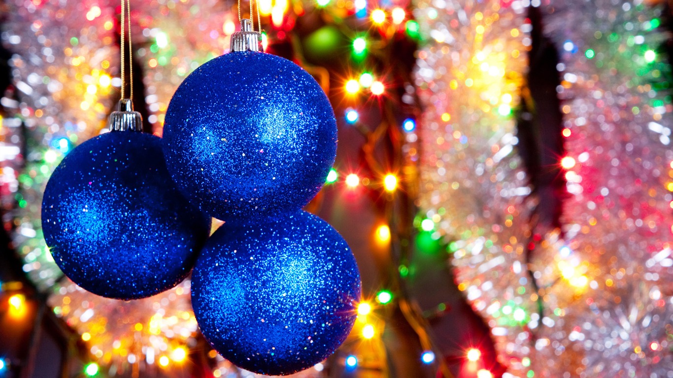 Christmas balls wallpaper (6) #1 - 1366x768