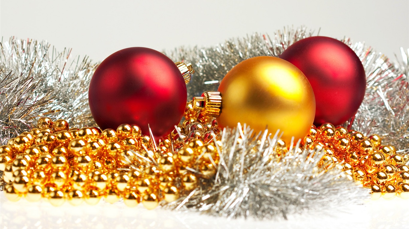 Christmas balls wallpaper (6) #20 - 1366x768