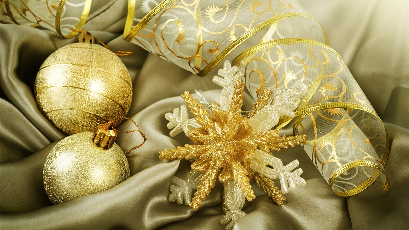 Christmas balls wallpaper (7) #9 - 1366x768