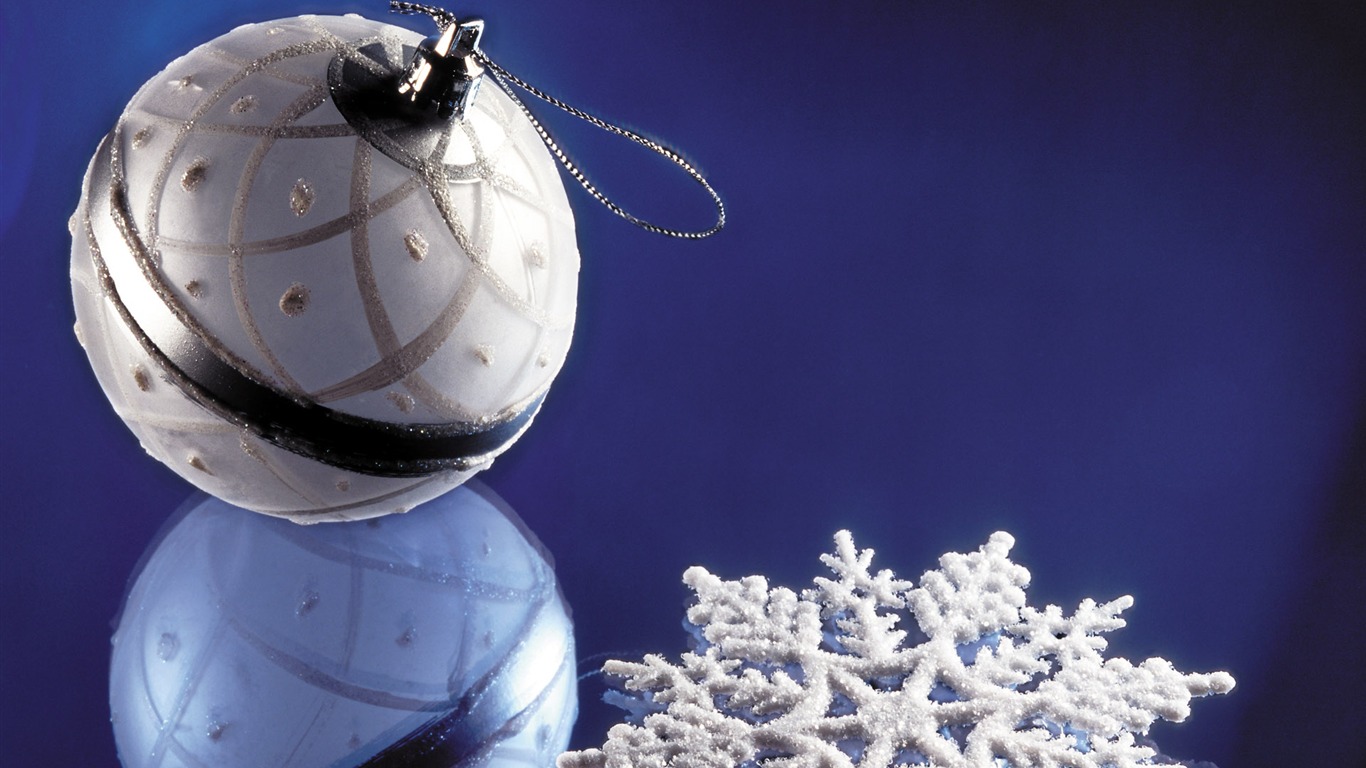 Christmas balls wallpaper (8) #10 - 1366x768