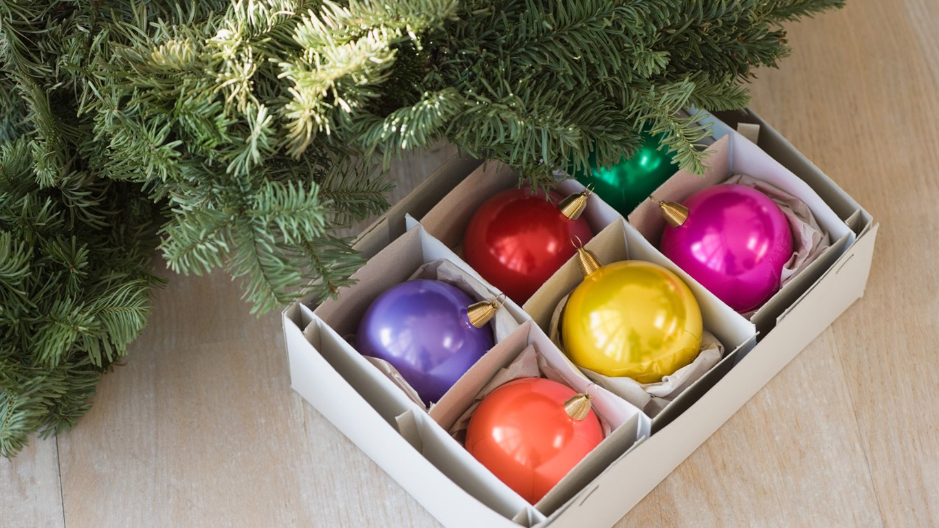 Christmas balls wallpaper (8) #14 - 1366x768