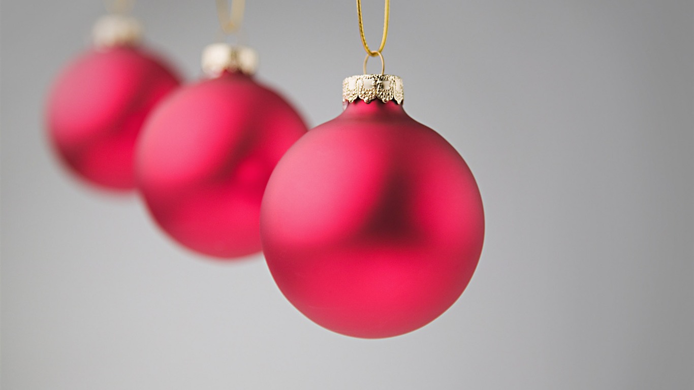 Christmas balls wallpaper (8) #15 - 1366x768