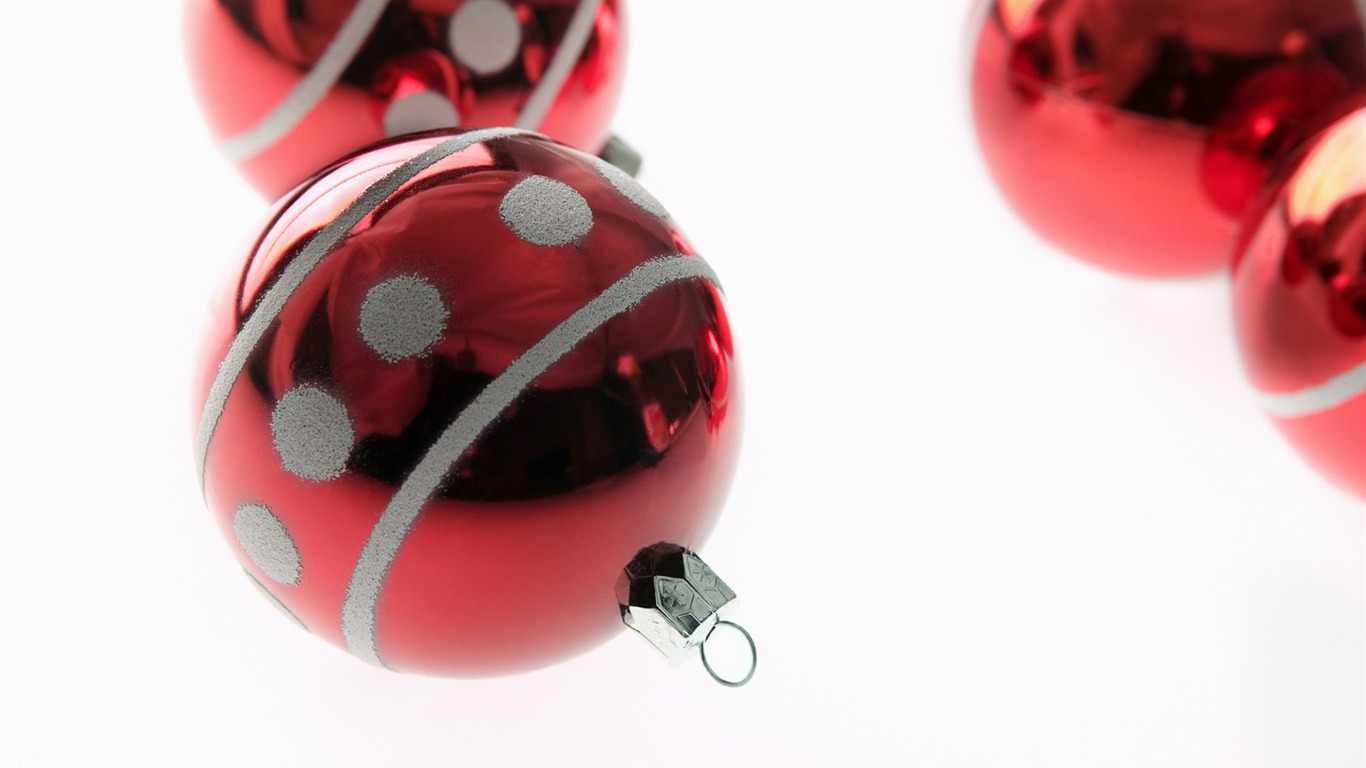 Christmas balls wallpaper (8) #16 - 1366x768