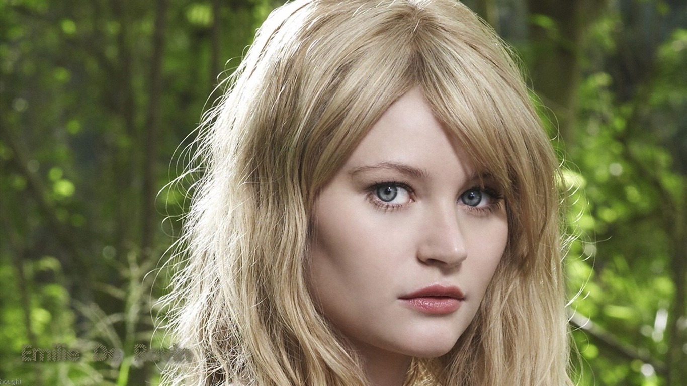 Emilie de Ravin krásnou tapetu #8 - 1366x768