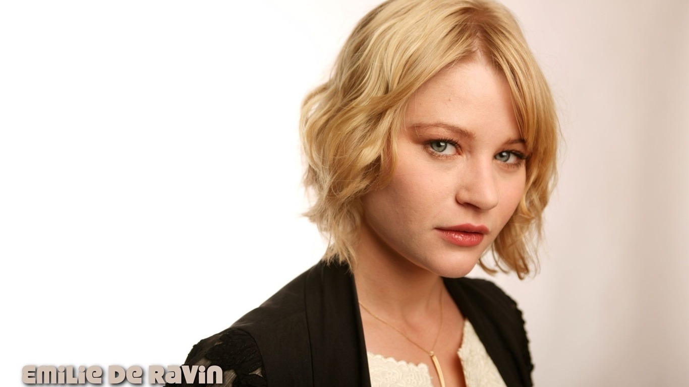 Emilie de Ravin krásnou tapetu #9 - 1366x768