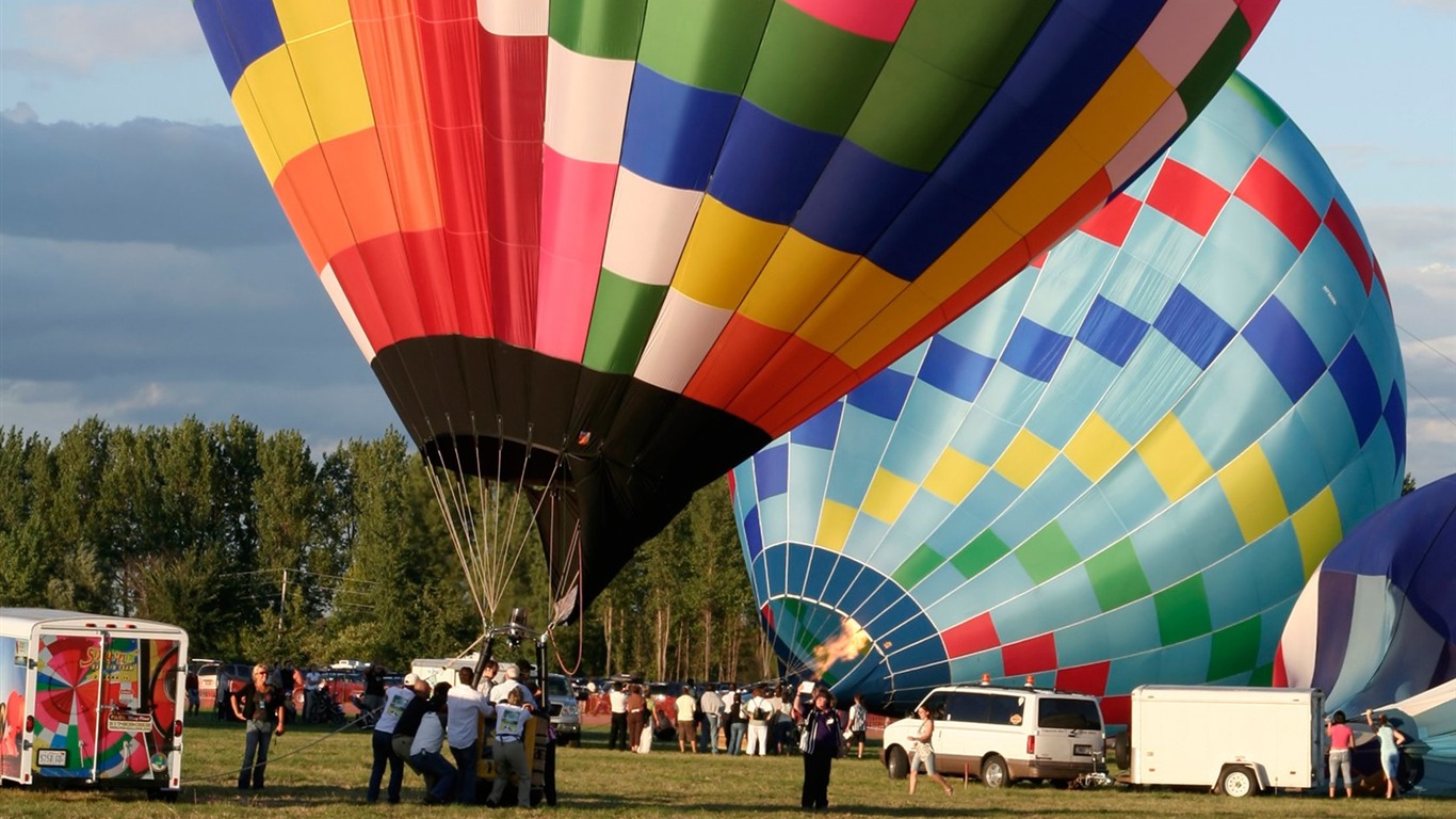 Coloridos globos de aire caliente fondo de pantalla (2) #15 - 1366x768