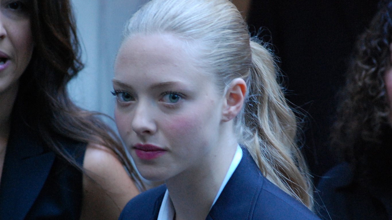 Amanda Seyfried beau fond d'écran #2 - 1366x768