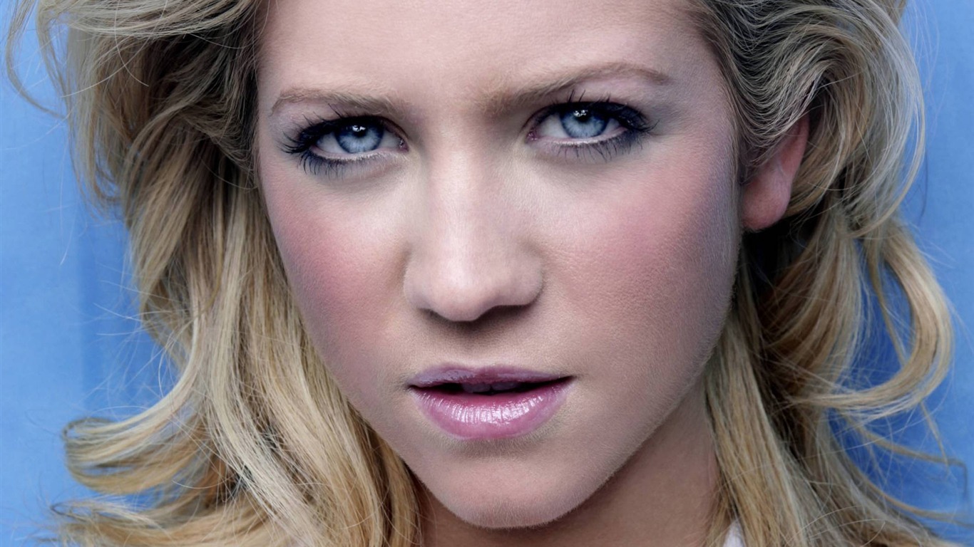 Brittany Snow beau fond d'écran #13 - 1366x768