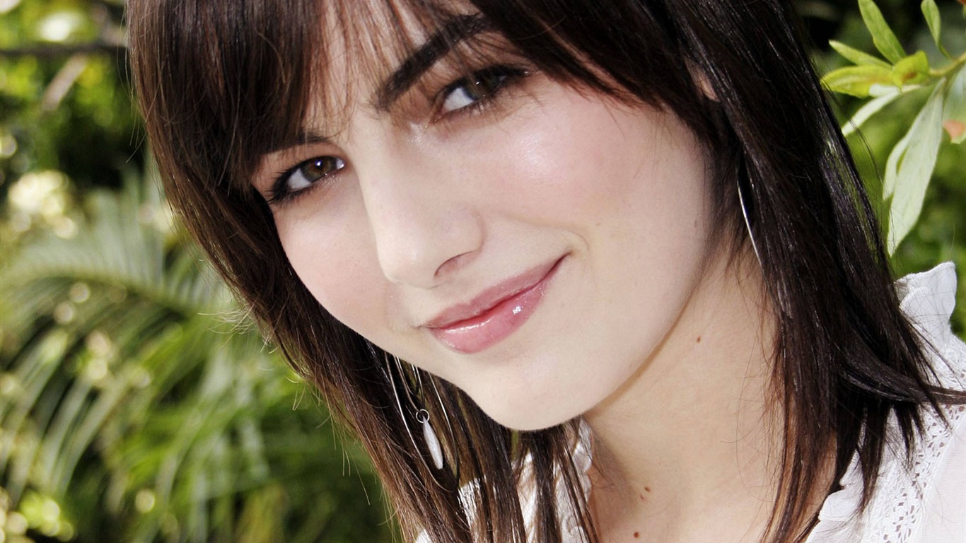 Camilla Belle hermosos fondos de escritorio #5 - 1366x768