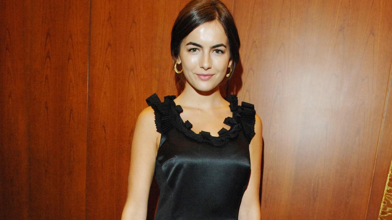 Camilla Belle hermosos fondos de escritorio #14 - 1366x768