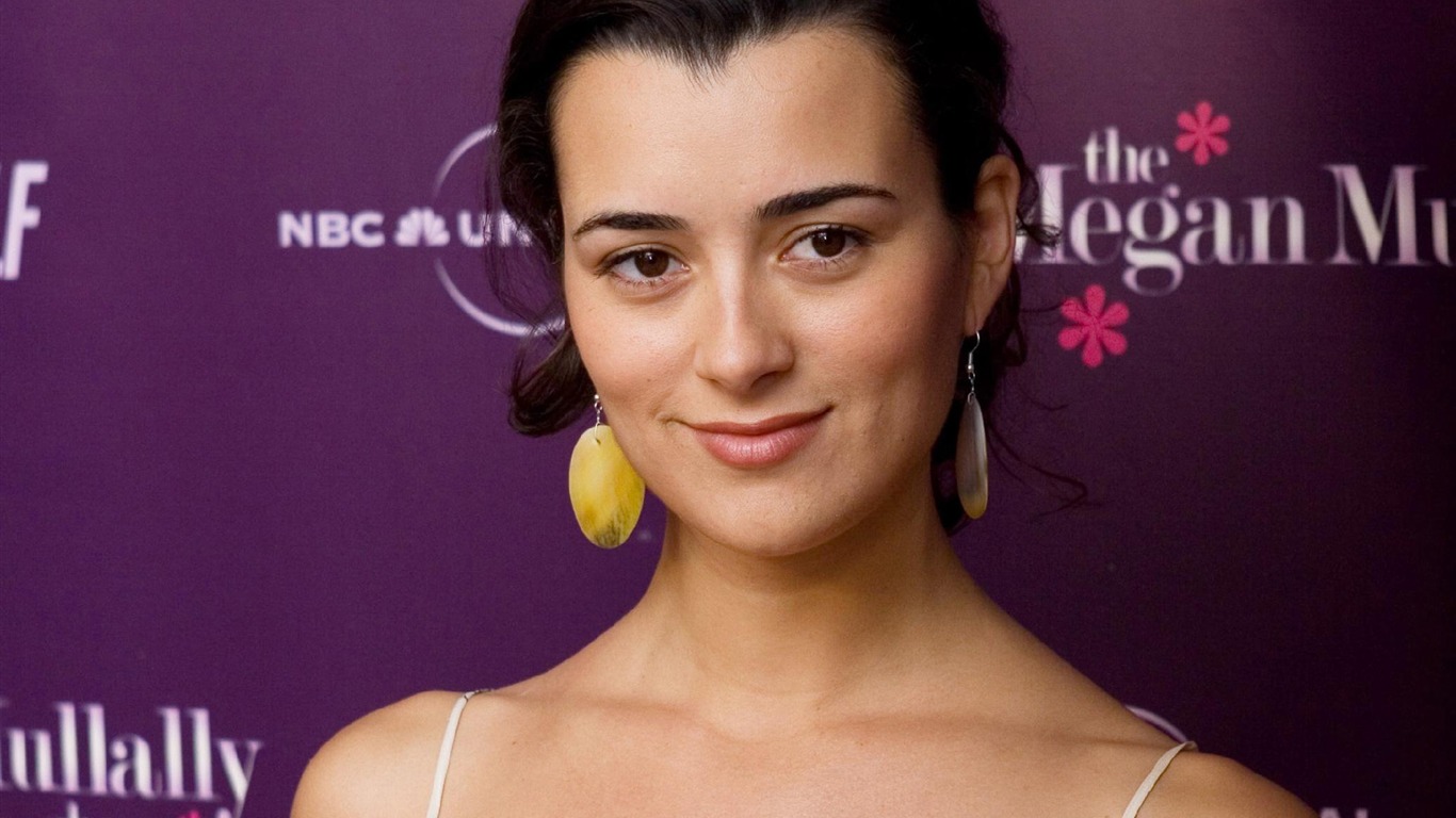 Cote de Pablo hermoso fondo de pantalla #4 - 1366x768