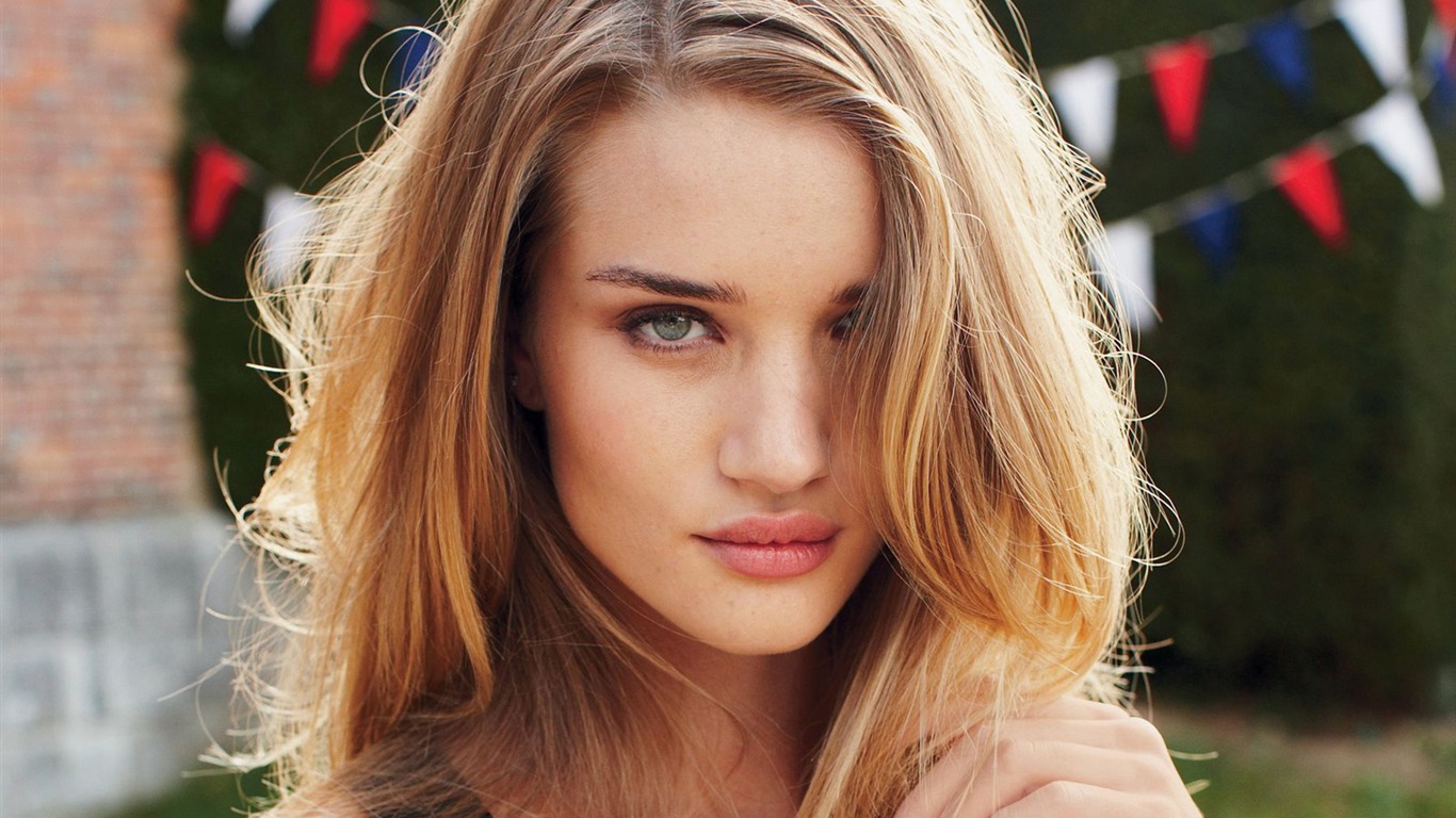 Rosie Huntington-Whiteley krásnou tapetu #4 - 1366x768