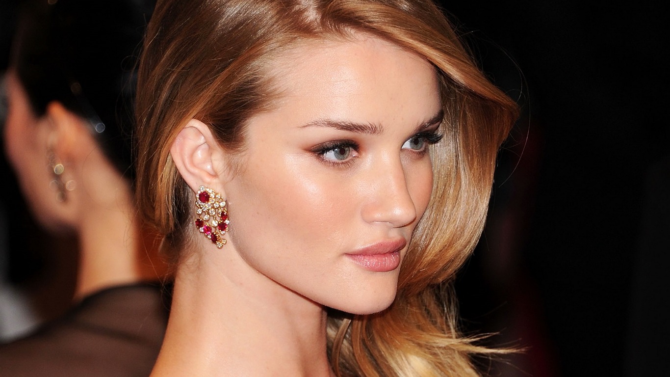 Rosie Huntington-Whiteley krásnou tapetu #6 - 1366x768