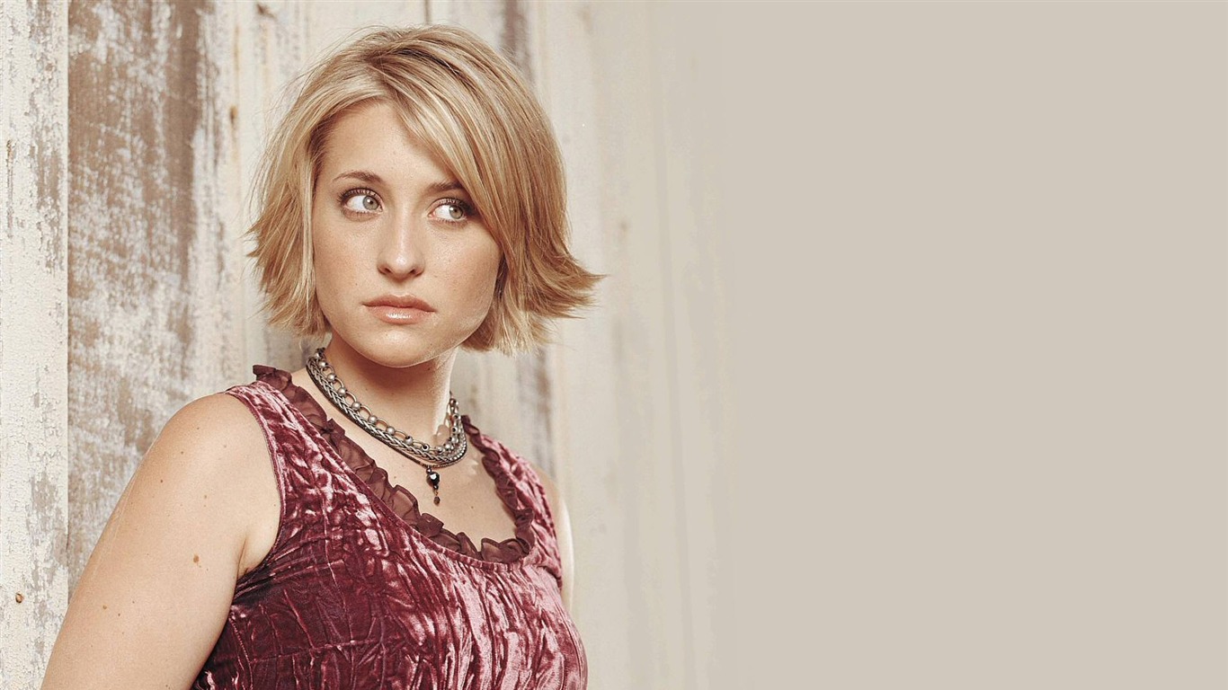 Allison Mack beautiful wallpaper #4 - 1366x768