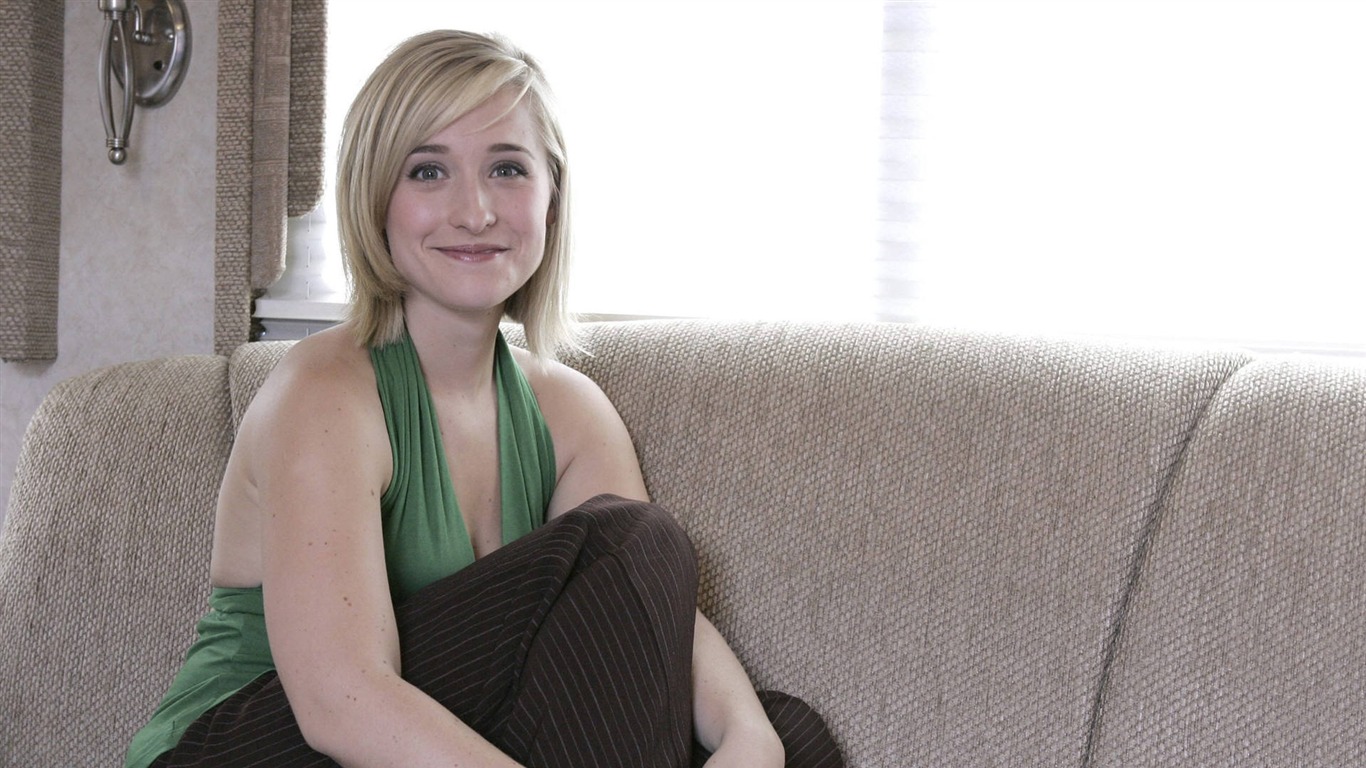 Allison Mack krásnou tapetu #6 - 1366x768