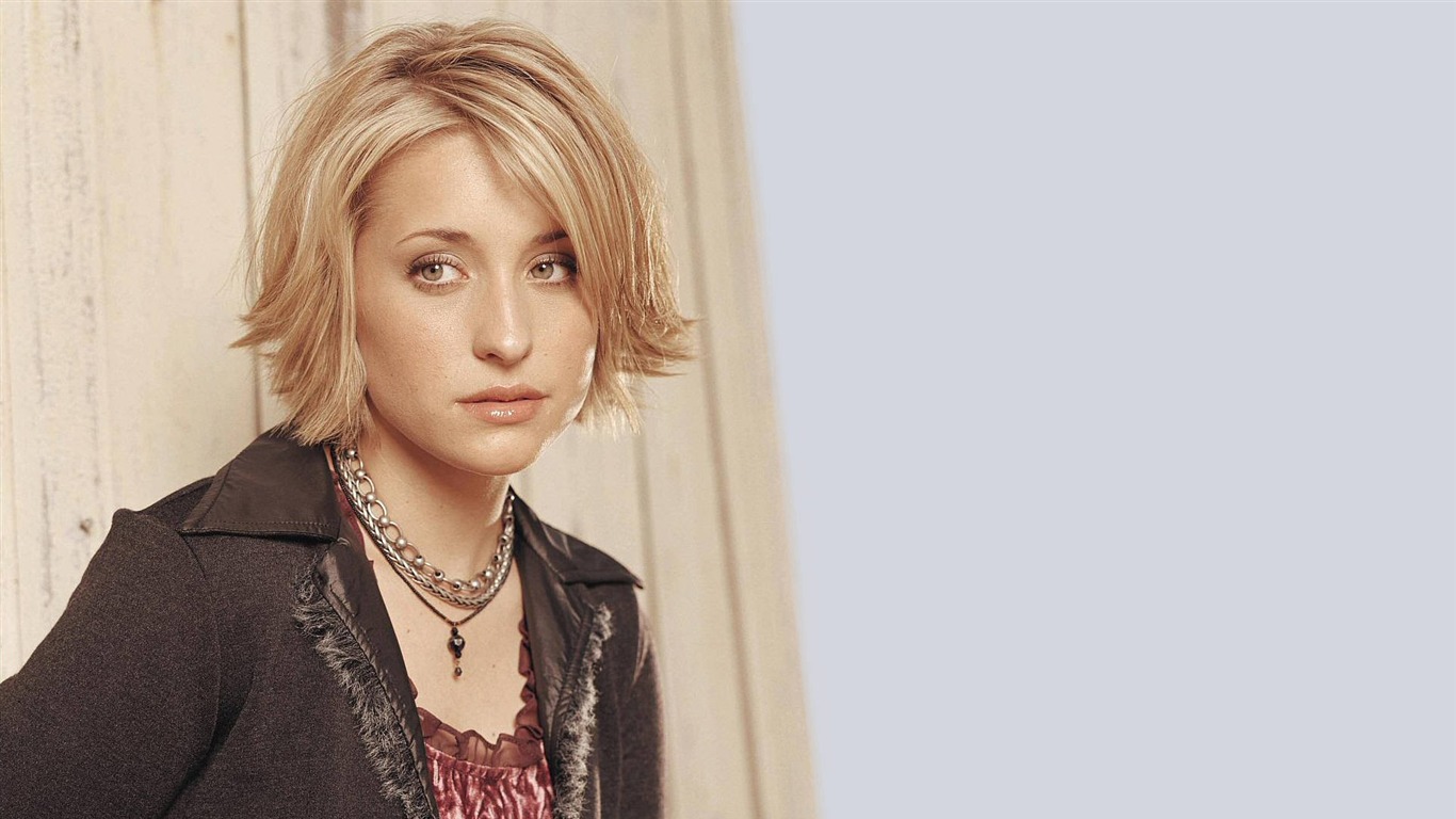 Allison Mack beautiful wallpaper #8 - 1366x768